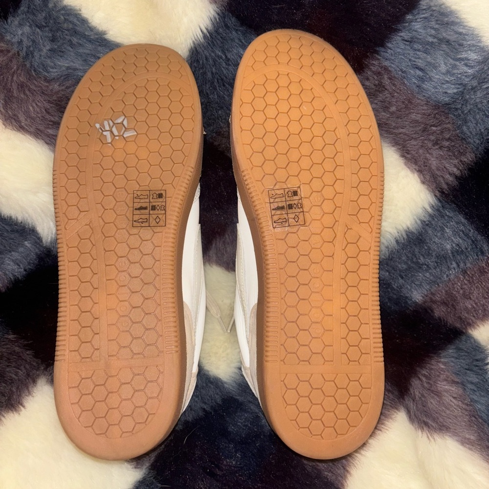 Dolce Vita Cream & White Sneakers 
✨ New Without Tags ✨ - Picture 3 of 7